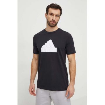 adidas tricou din bumbac bărbați, culoarea negru, cu imprimeu IZ1621