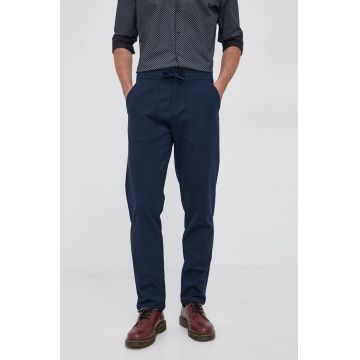 Sisley Pantaloni bărbați, culoarea albastru marin, mulat