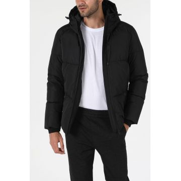 Geaca slim-fit matlasata cu gluga