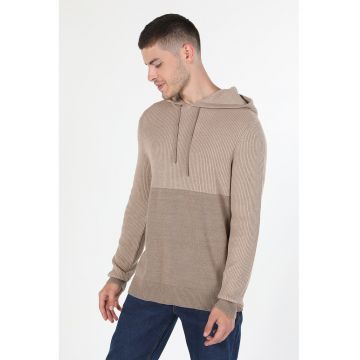 Pulover cu model cu doua tonuri si gluga