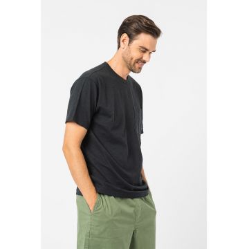 Tricou cu decolteu la baza gatului si buzunar