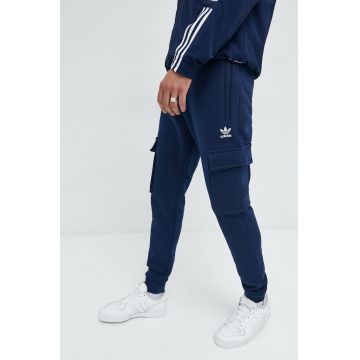 adidas Originals pantaloni de trening barbati, culoarea albastru marin, cu imprimeu