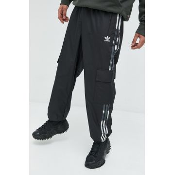 adidas Originals pantaloni de trening barbati, culoarea negru, cu imprimeu