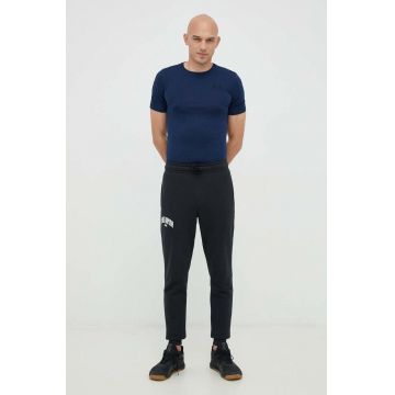 Under Armour pantaloni de trening barbati, culoarea negru, cu imprimeu