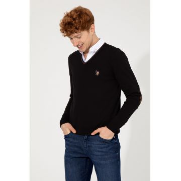 Pulover slim fit cu decolteu in V si logo discret