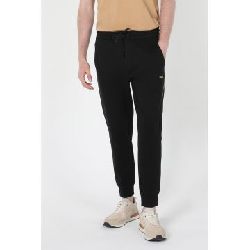 Pantaloni sport cu insertii contrastante