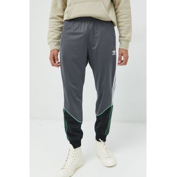 adidas Originals pantaloni de trening barbati, culoarea gri, cu imprimeu