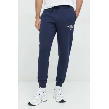 Tommy Jeans pantaloni de trening din bumbac barbati, culoarea albastru marin, cu imprimeu