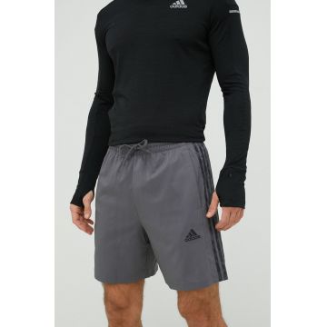 Adidas pantaloni scurți de antrenament Essentials Chelsea barbati, culoarea gri