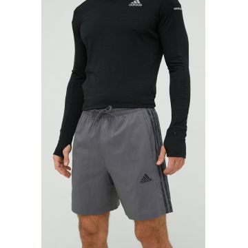 adidas pantaloni scurți de antrenament Essentials Chelsea bărbați, culoarea gri IC1494