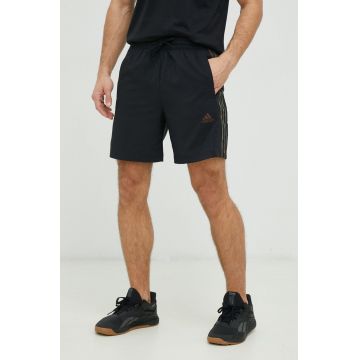 Adidas pantaloni scurți de antrenament Essentials Chelsea barbati, culoarea negru