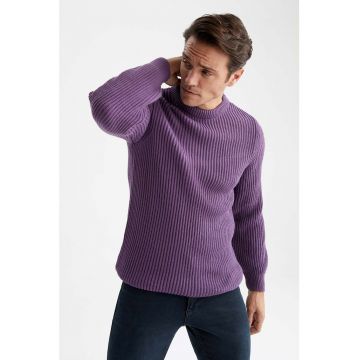 Pulover striat cu decolteu la baza gatului