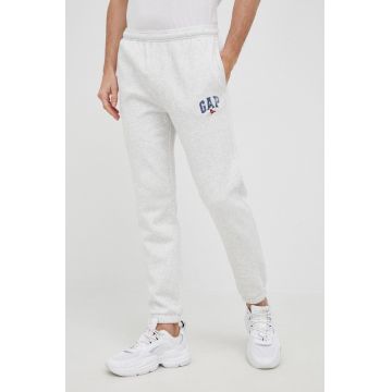 GAP pantaloni barbati, culoarea gri, cu imprimeu