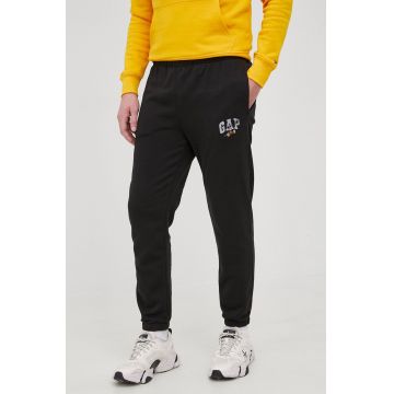 GAP pantaloni barbati, culoarea negru, cu imprimeu