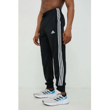 adidas pantaloni de antrenament bărbați, culoarea negru, cu imprimeu  IC0041