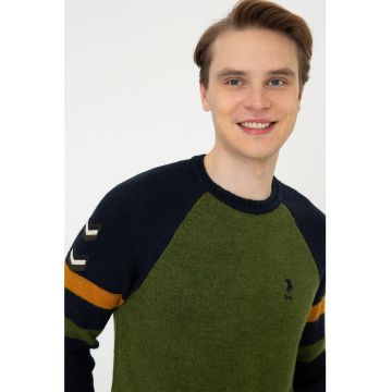 Pulover cu decolteu la baza gatului si maneci raglan
