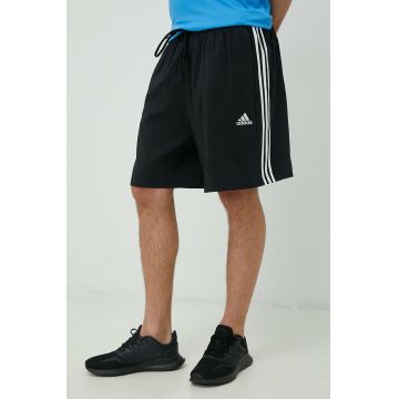 adidas pantaloni scurți de antrenament Essentials Chelsea barbati, culoarea negru