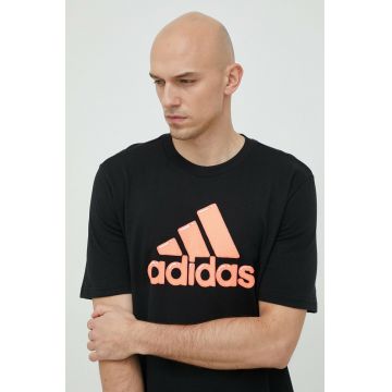 adidas tricou din bumbac Culoarea negru, cu imprimeu