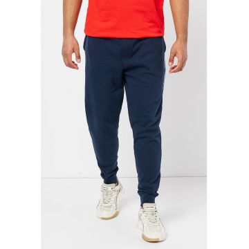 Pantaloni sport din amestec de bumbac organic cu imprimeu logo Linear