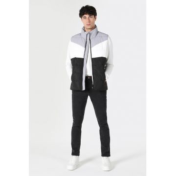 Vesta cu model colorblock si guler inalt Vesta cu model colorblock si guler inalt