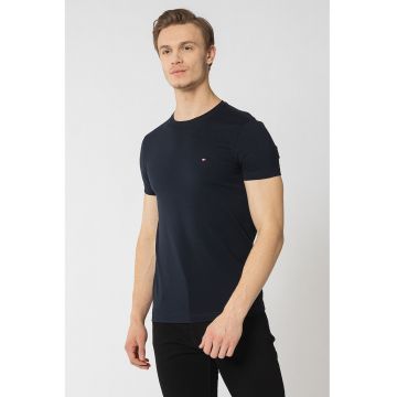 Tricou slim fit cu decolteu la baza gatului