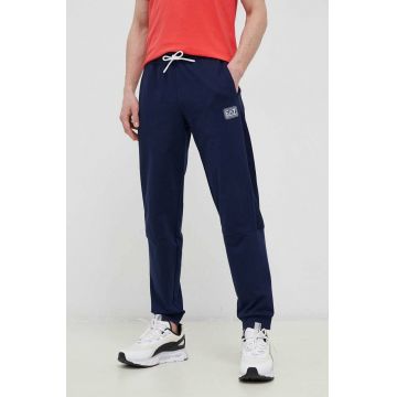 EA7 Emporio Armani pantaloni de trening din bumbac culoarea albastru marin, cu imprimeu