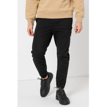 Pantaloni cu talie medie si buzunare multiple