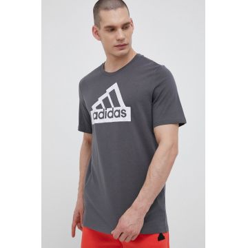 adidas tricou din bumbac culoarea gri, cu imprimeu