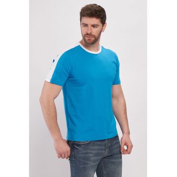 Tricou cu decolteu la baza gatului