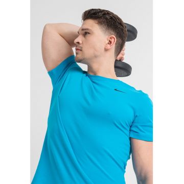 Tricou cu tehnologie Dri-Fit si decolteu la baza gatului pentru fitness