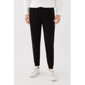 Pantaloni sport cu snur si buzunare laterale