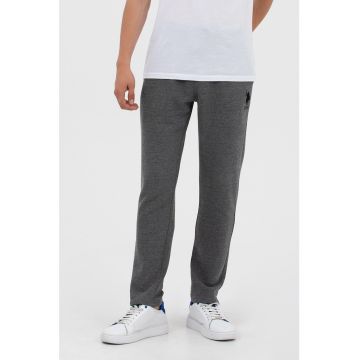 Pantaloni sport slim fit cu logo brodat