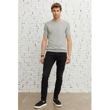 Tricou cu decolteu la baza gatului