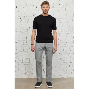 Tricou cu decolteu la baza gatului