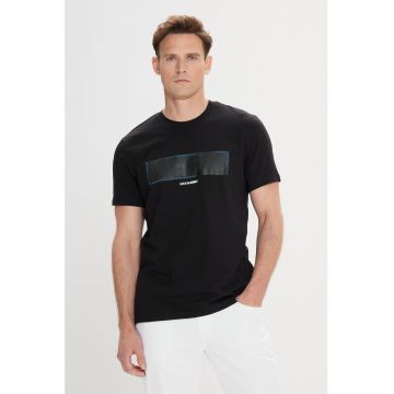 Tricou slim fit cu decolteu la baza gatului