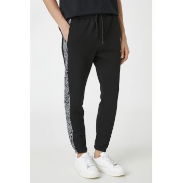 Pantaloni sport cu benzi laterale contrastante