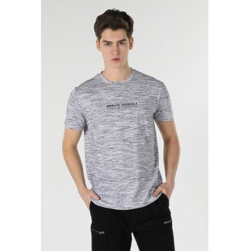 Tricou cu decolteu la baza gatului si imprimeu text - Gri melange