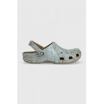 Crocs papuci Classic Topographic Clog culoarea maro, 208263