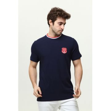 Tricou cu logo brodat si decolteu la baza gatului