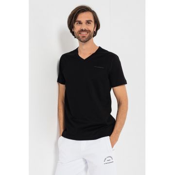 Tricou cu decolteu in V si logo discret pe piept