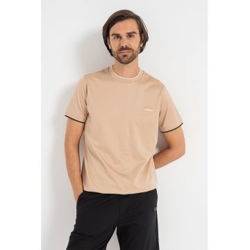 Tricou cu decolteu la baza gatului si terminatii contrastante