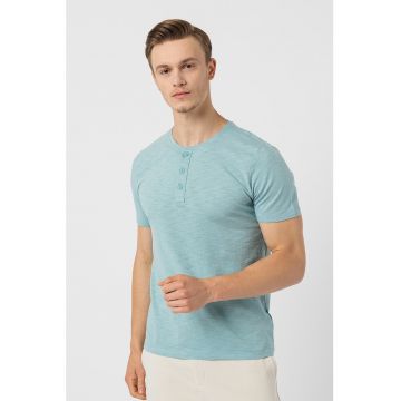 Tricou din bumbac cu fenta cu nasturi