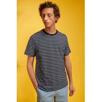 Tricou cu dungi si decolteu la baza gatului