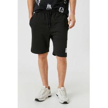 Pantaloni sport scurti cu snur de ajustare in talie