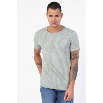 Tricou cu decolteu la baza gatului si model in dungi