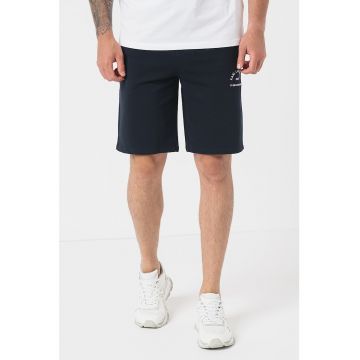 Pantaloni scurti cu snur si logo brodat Pantaloni scurti cu snur si logo brodat