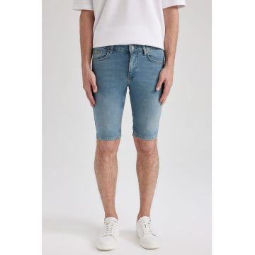 Pantaloni scurti slim fit de denim cu aspect decolorat