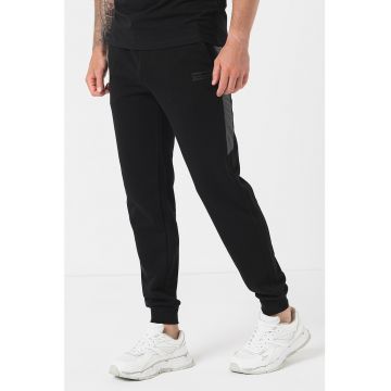 Pantaloni sport conici cu snur de ajustare