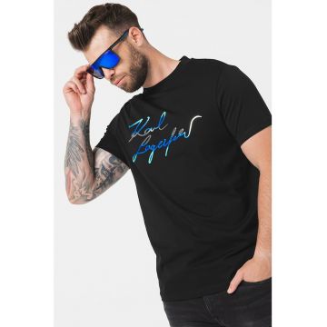 Tricou cu decolteu la baza gatului si aplicatie logo Tricou cu decolteu la baza gatului si aplicatie logo