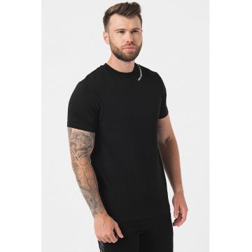 Tricou cu decolteu la baza gatului si detaliu logo Tricou cu decolteu la baza gatului si detaliu logo